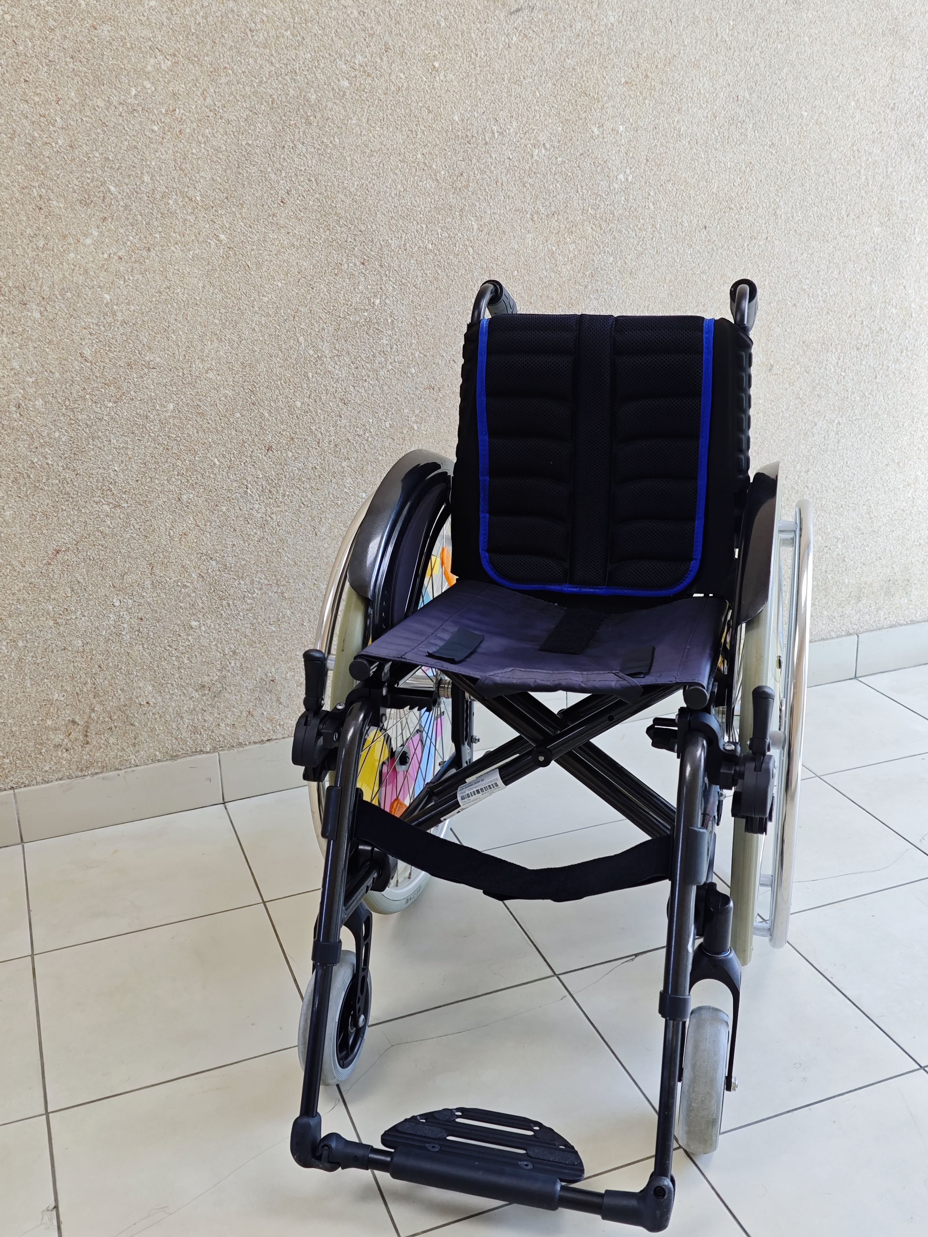 Dečija invalidska kolica za najam - manje dimenzije, uže sedište – slika 4
