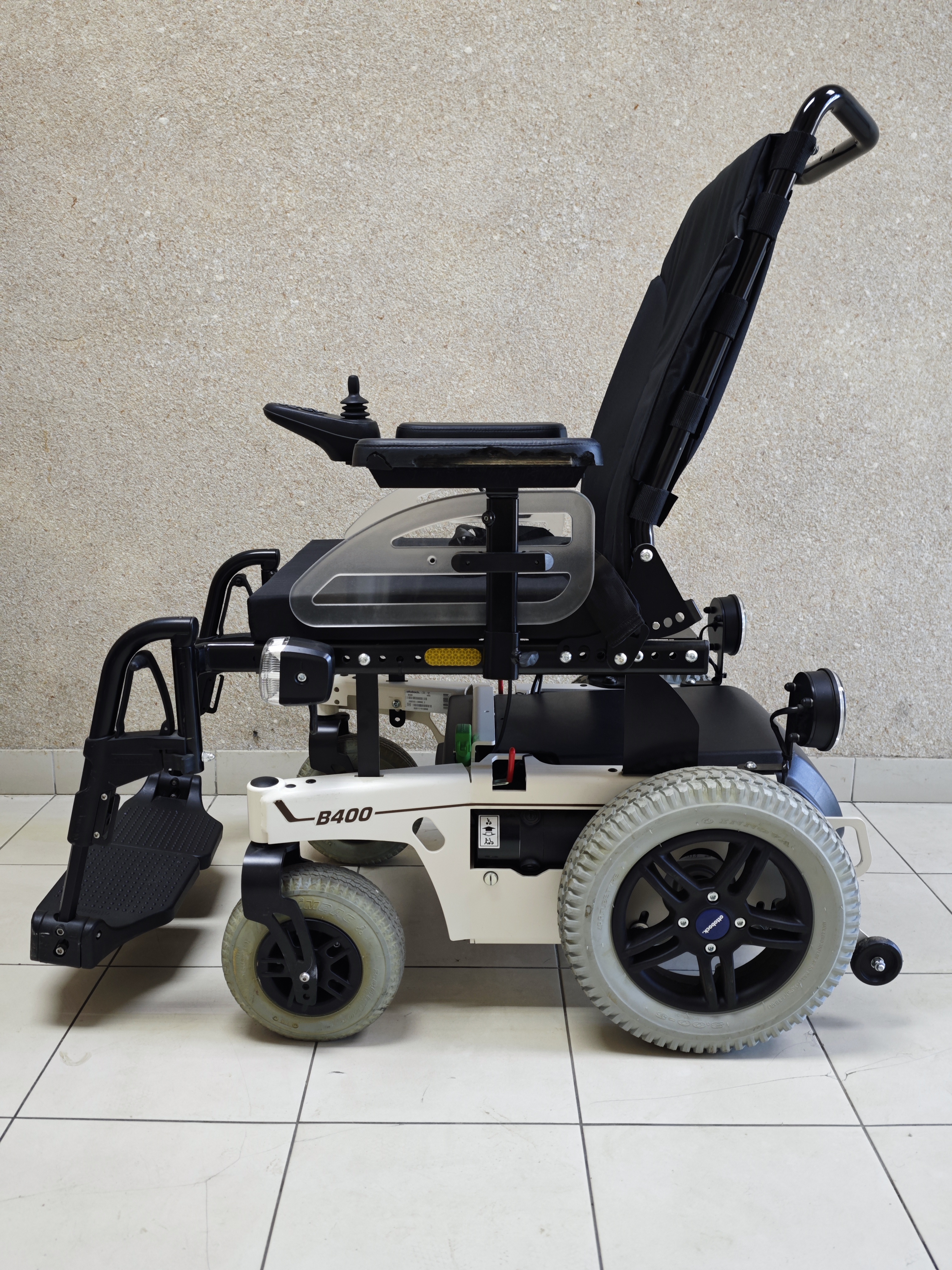 Elektromotorna invalidska kolica za najam sa džojstikom za samostalno kretanje – slika 4
