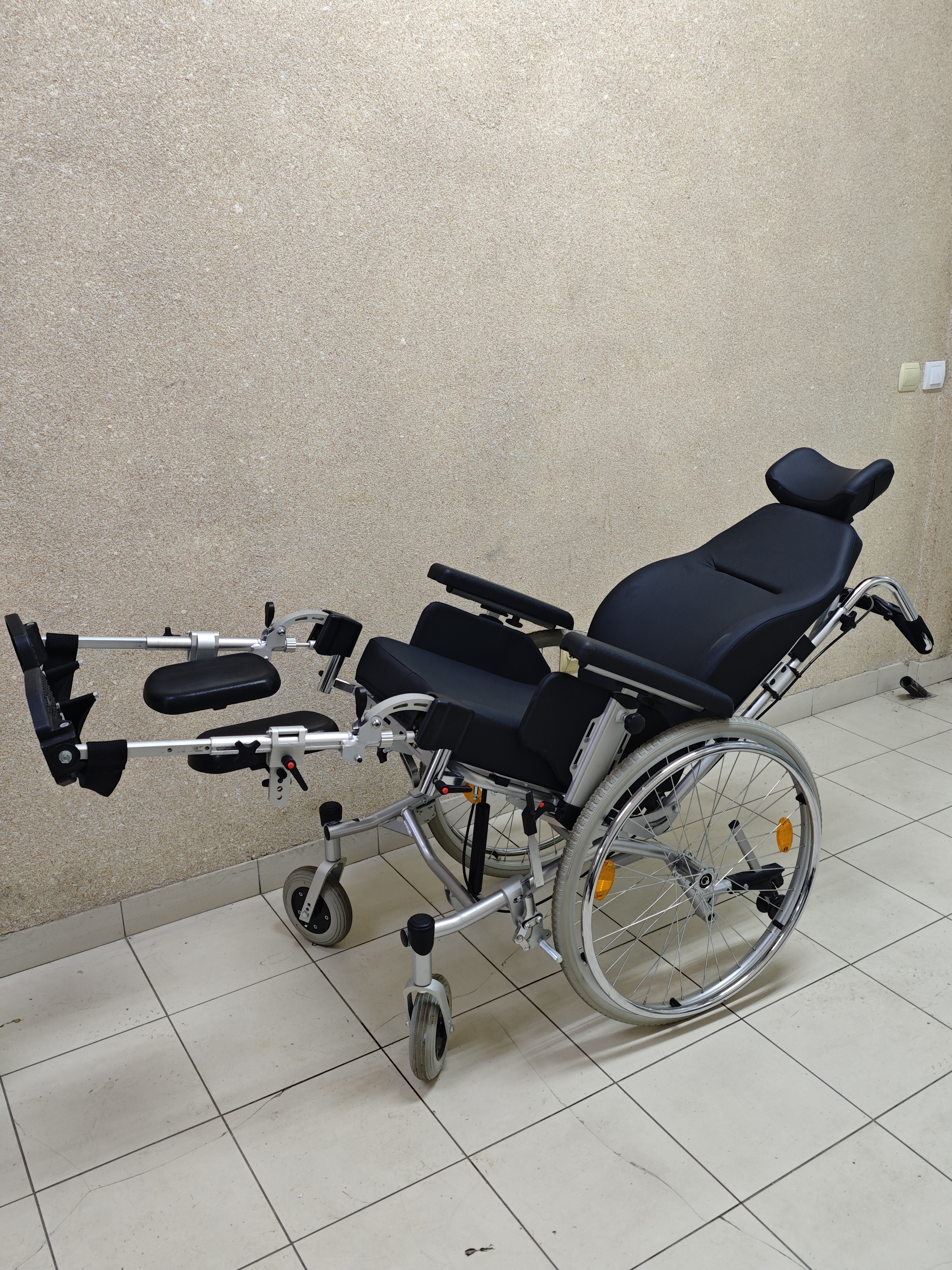 Neurološka invalidska kolica za najam sa podesivim naslonom za glavu i telo – slika 3