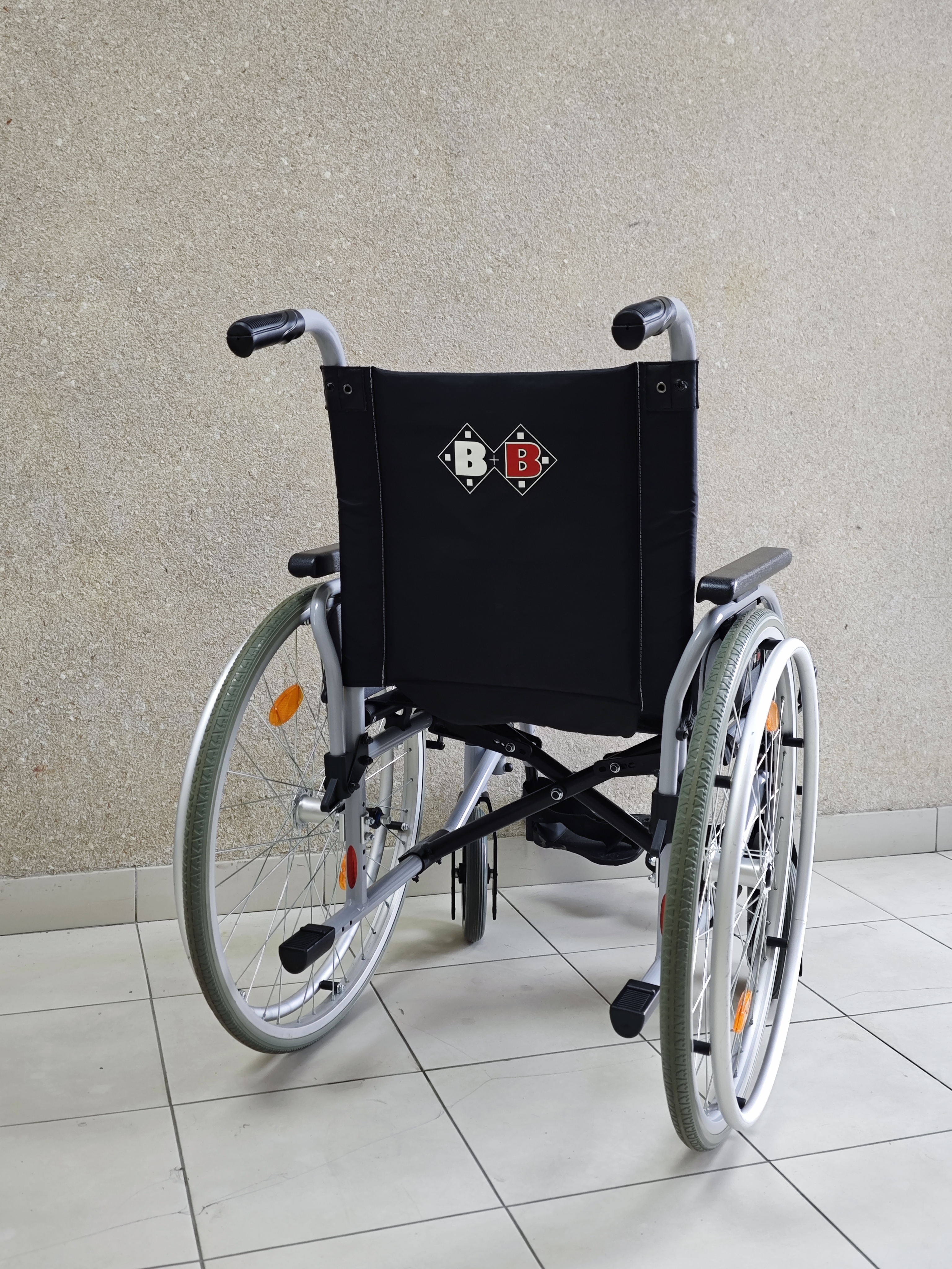 Standardna invalidska kolica za najam - sklopiva, sa podesivim osloncima za ruke i noge – slika 4