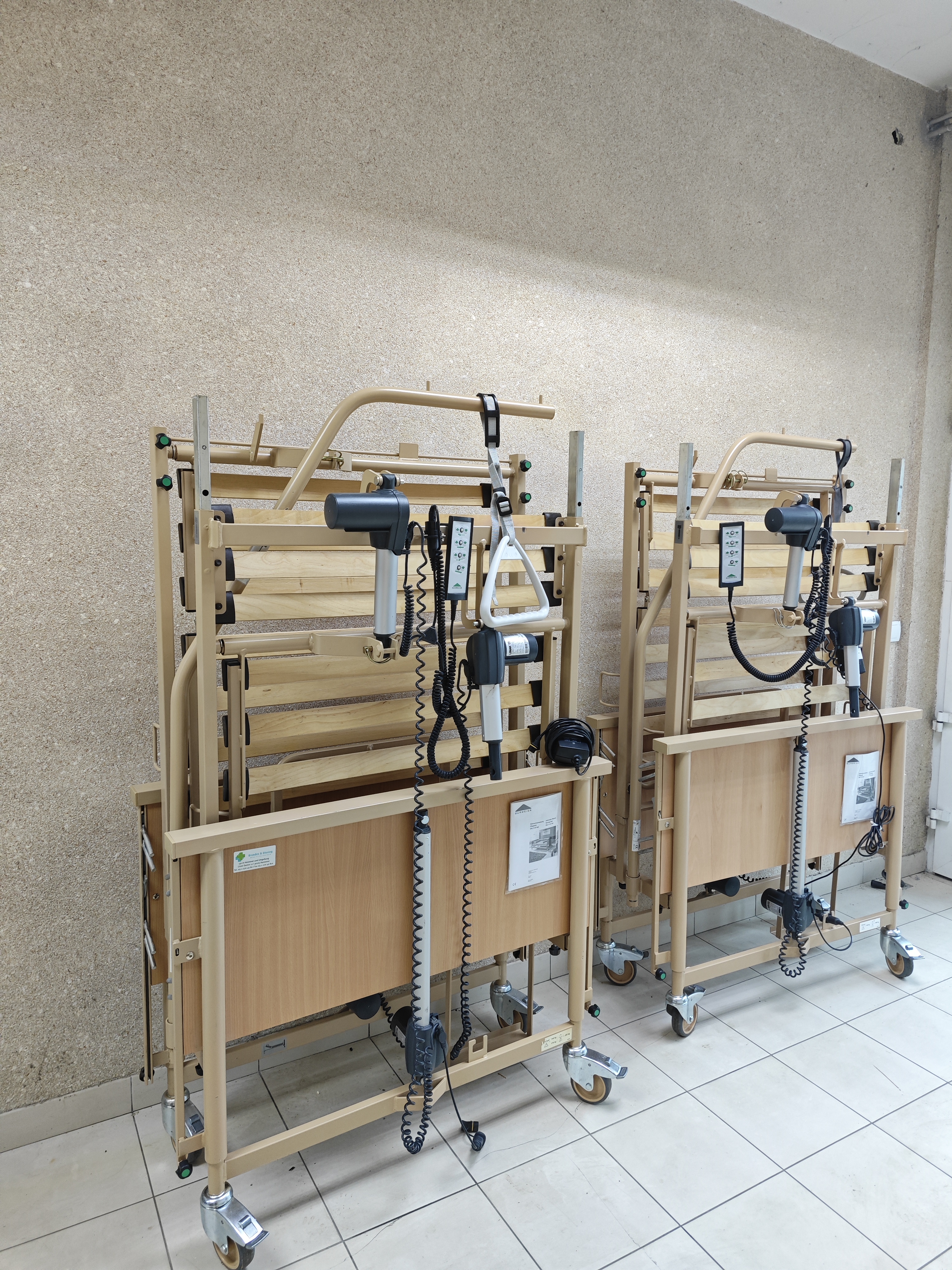 Bolnički krevet 90x200 cm sa podesivim uzglavljem i dušekom – slika 4