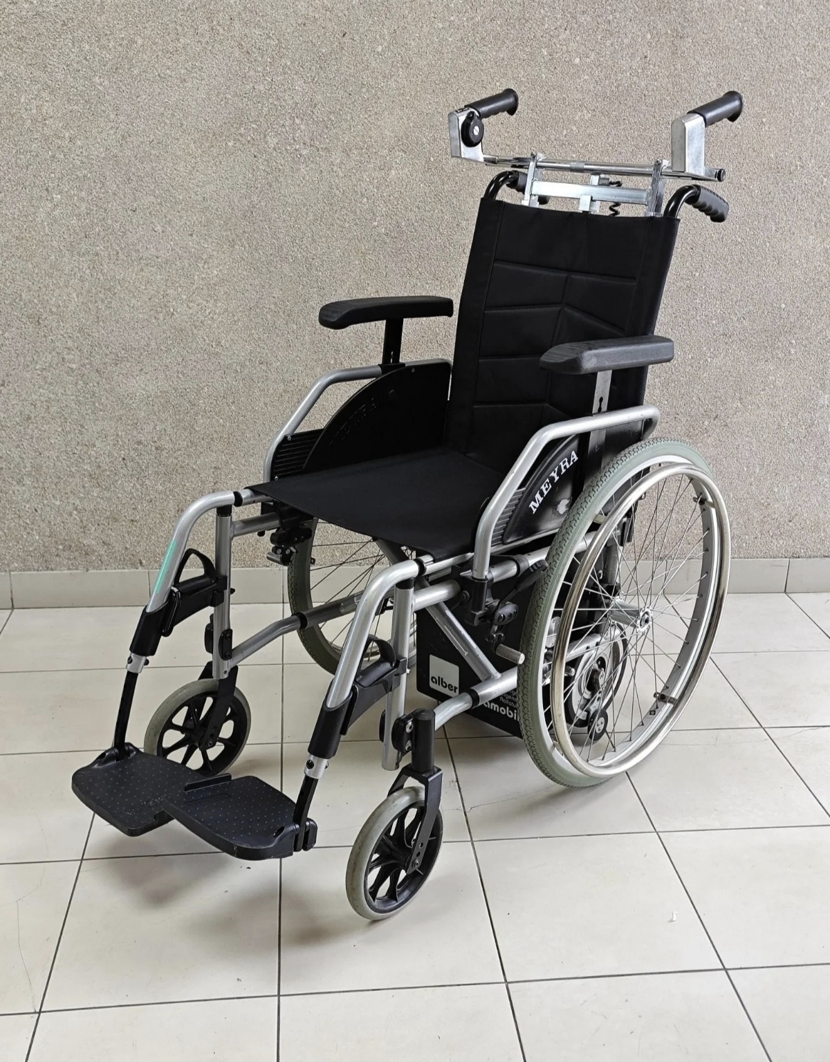 Skala mobil sa invalidskim kolicima za savladavanje stepenica