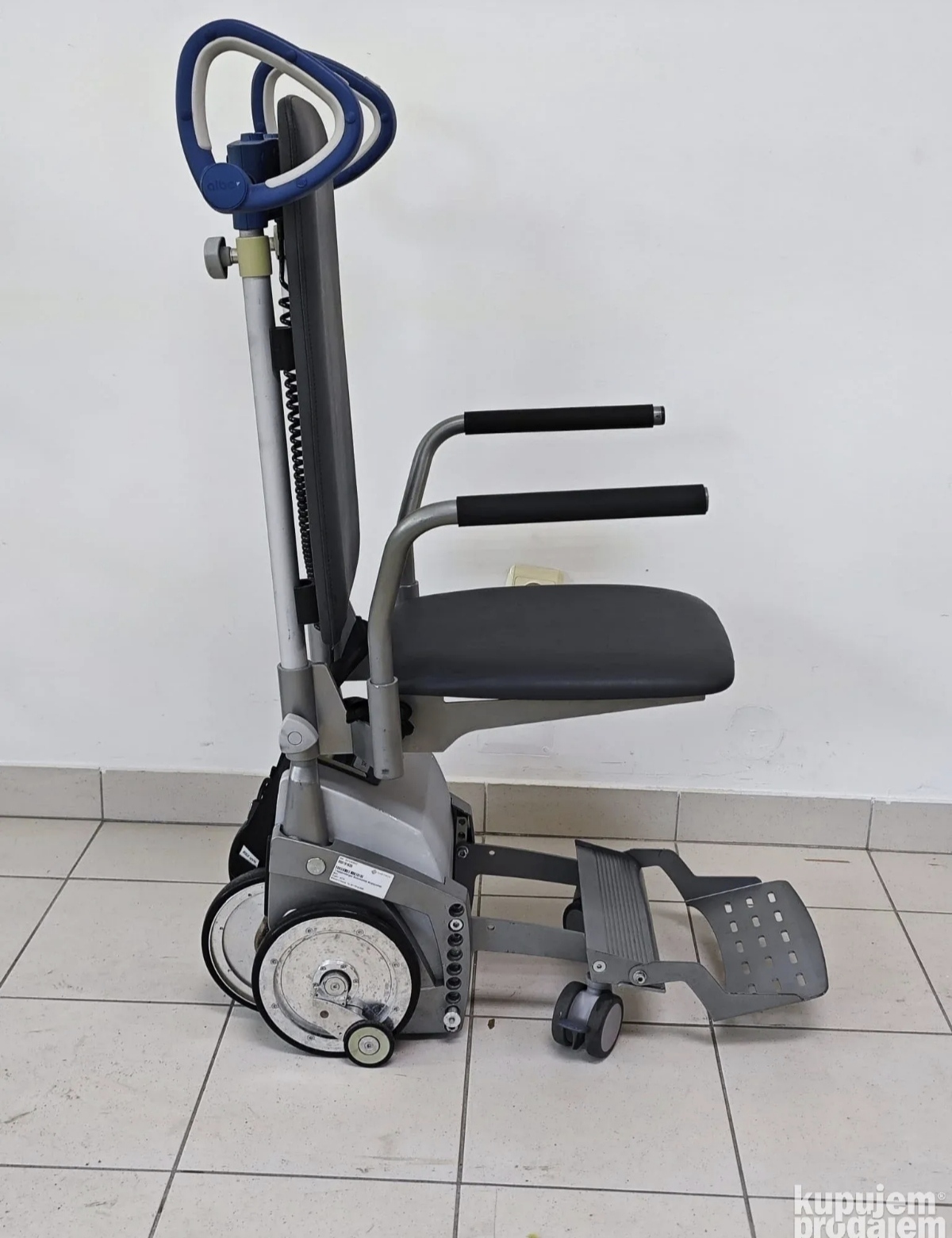 Skala mobil sa integrisanim sedištem za savladavanje stepenica – slika 2