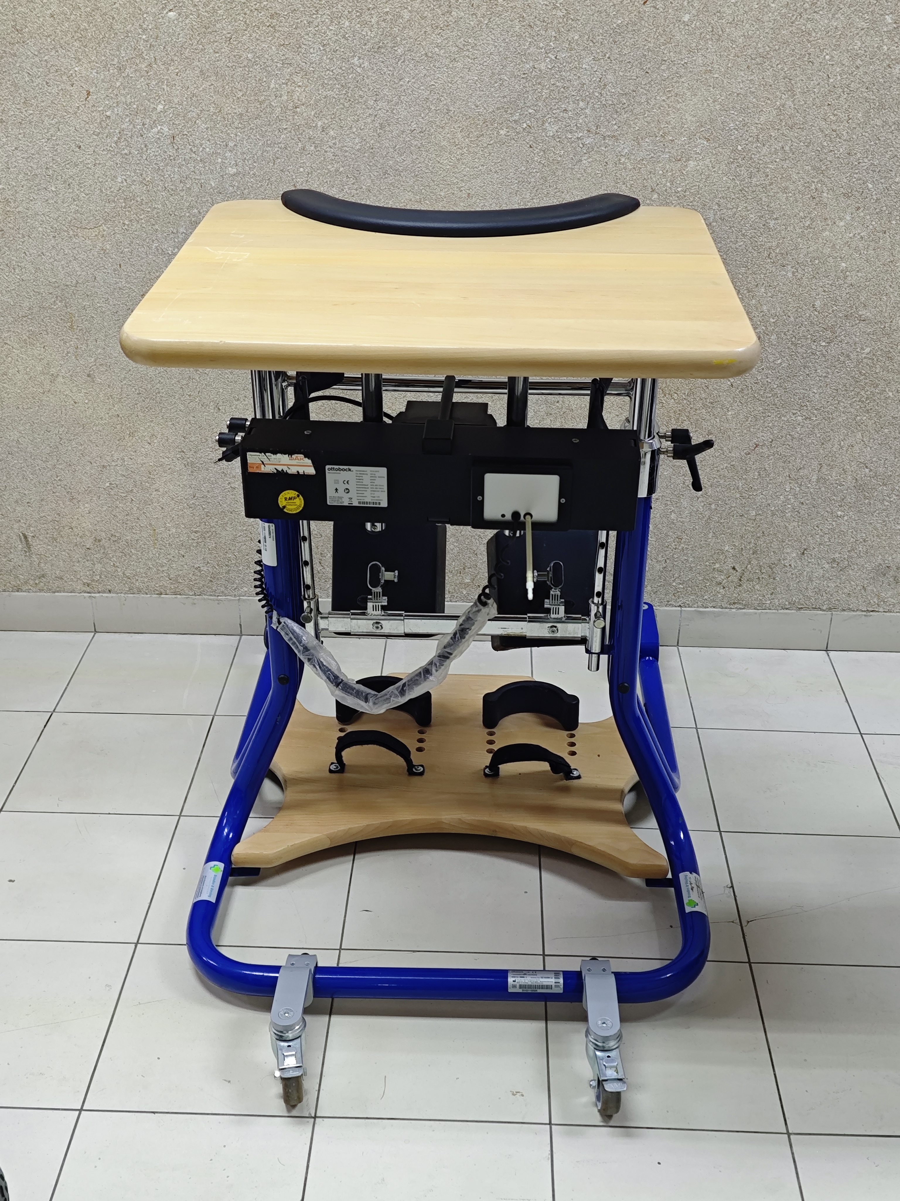 Vertikalizator za decu sa radnom površinom – slika 2